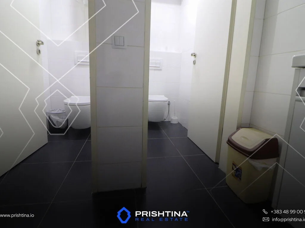 Lokal me qira 420m² në Rrugën Muharrem Fejza