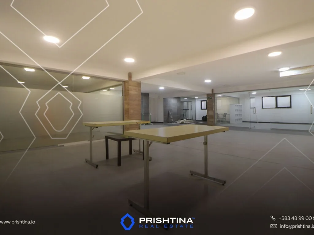 Lokal me qira 420m² në Rrugën Muharrem Fejza