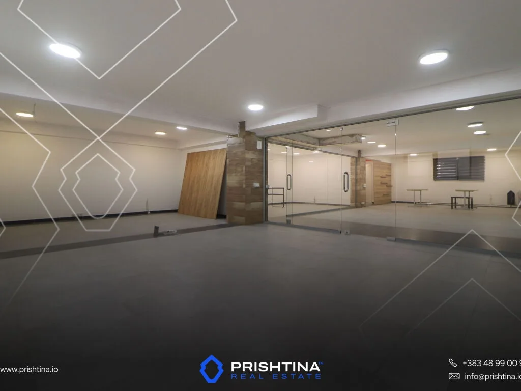 Lokal me qira 420m² në Rrugën Muharrem Fejza
