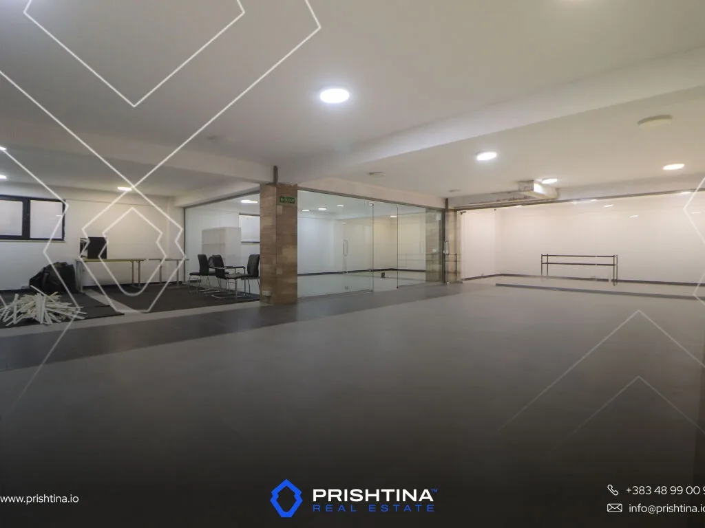 Lokal me qira 420m² në Rrugën Muharrem Fejza