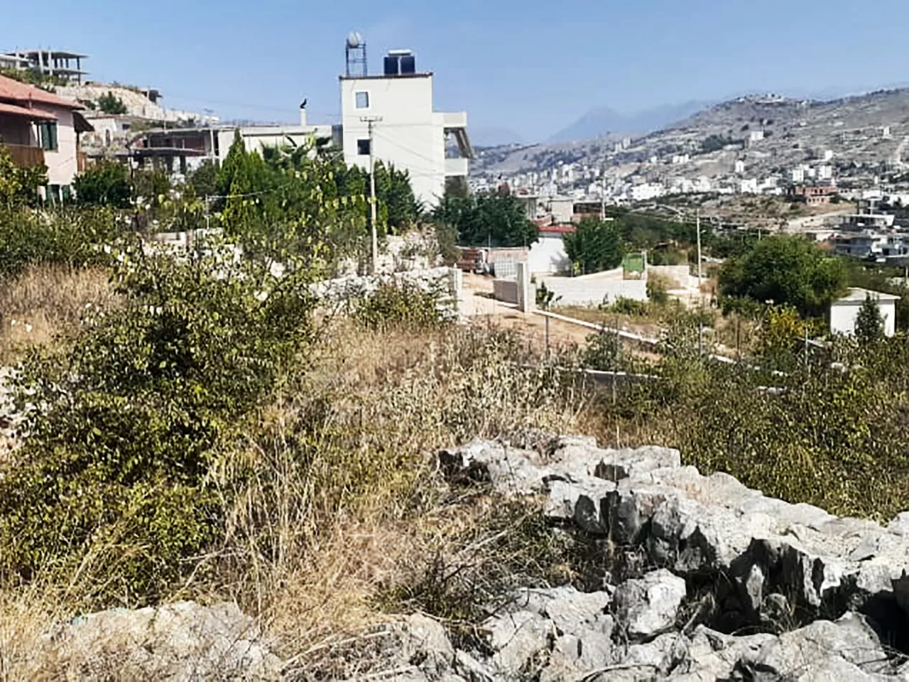 Shitet tokë truall + ndërtesë në berdenesh të sarandës.