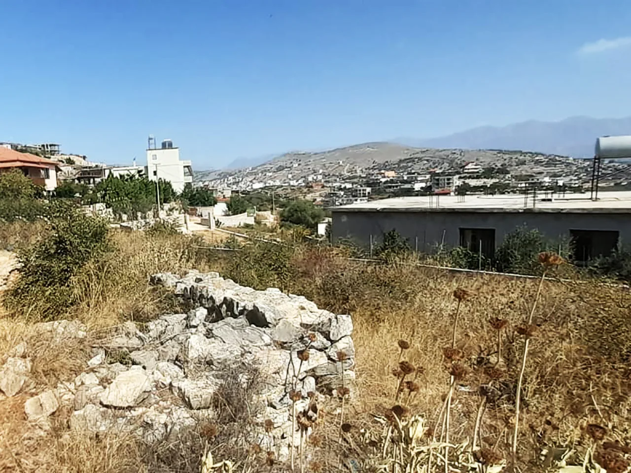 Shitet tokë truall + ndërtesë në berdenesh të sarandës.