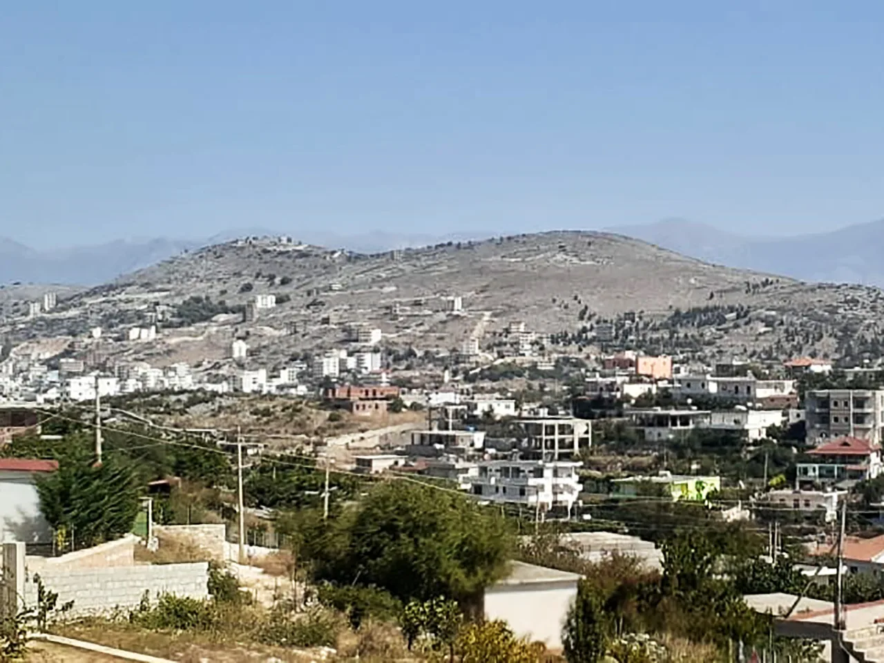 Shitet tokë truall + ndërtesë në berdenesh të sarandës.