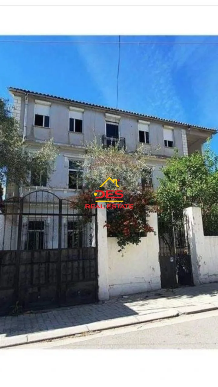 Shitet vilë 3-kate në qëndër të,vlorës