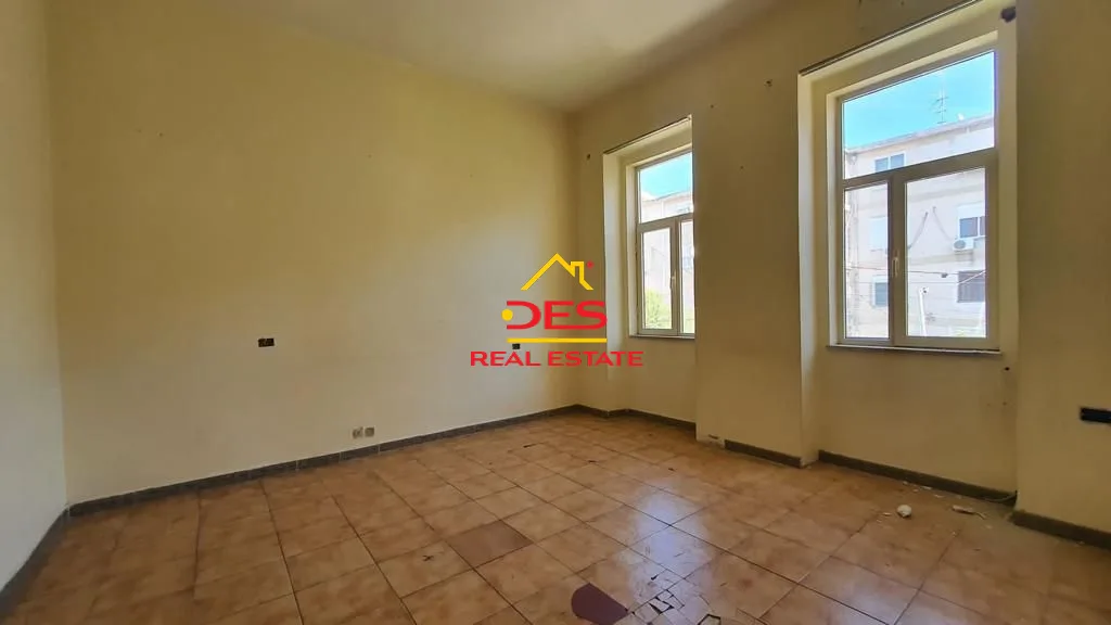 Shitet vilë 3-kate në qëndër të,vlorës