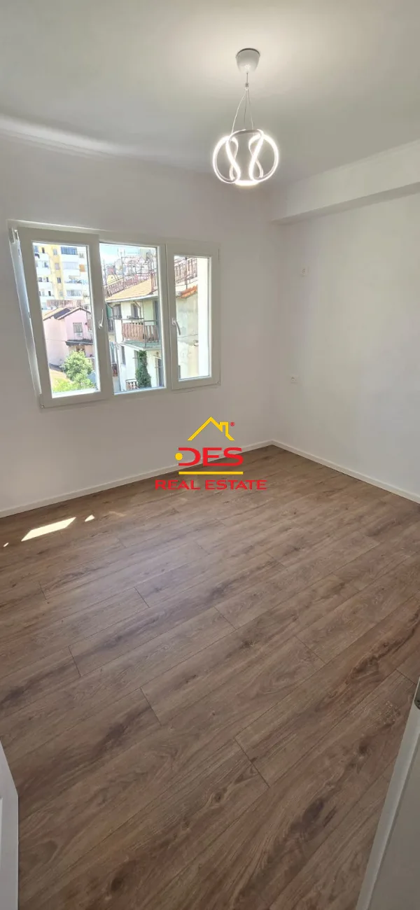 Shitet apartament 2+1 ne rrugen e Kavajes!