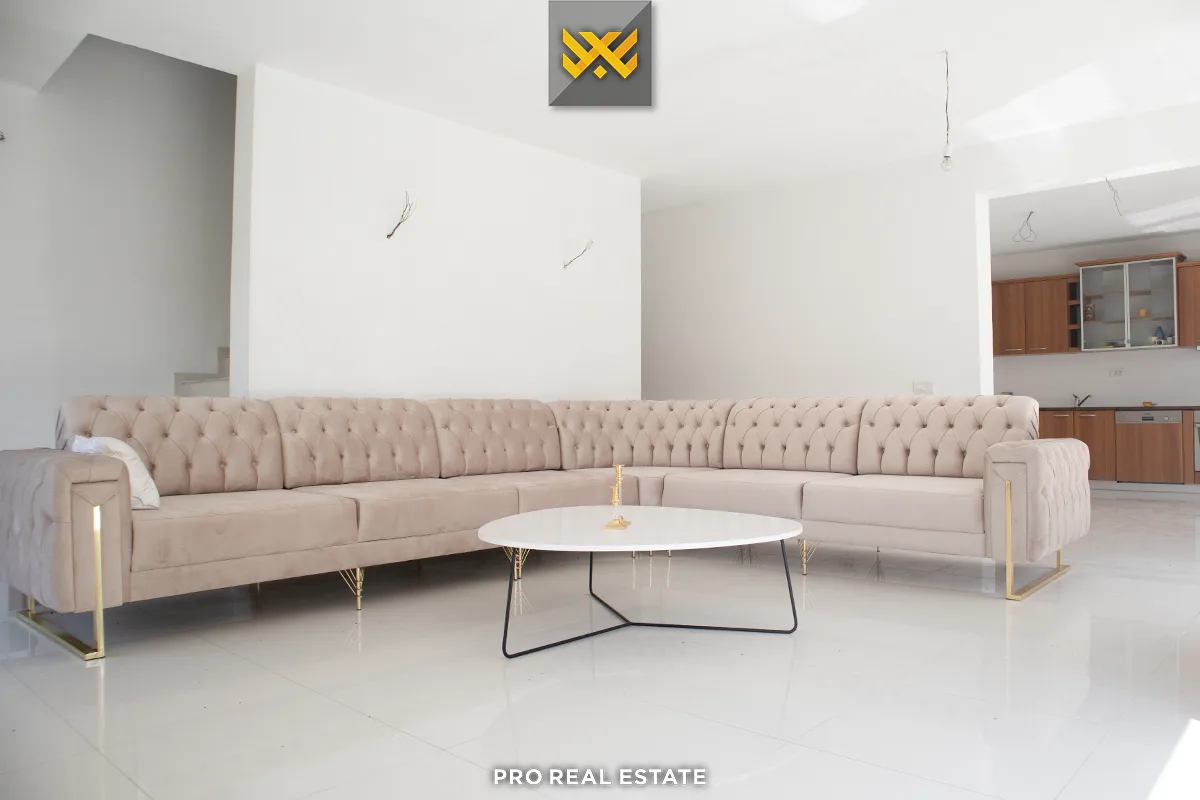 Shtëpi 250m² për #SHITJE në Bardhosh.