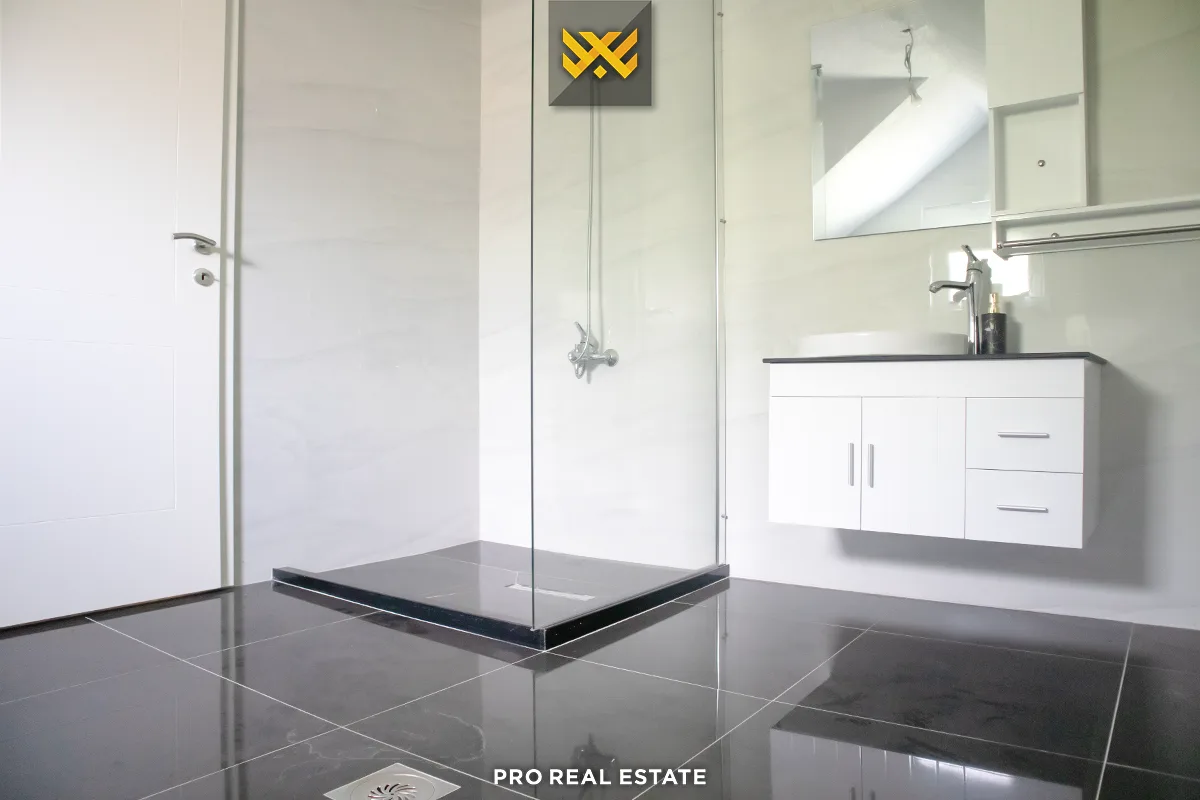 Shtëpi 250m² për #SHITJE në Bardhosh.
