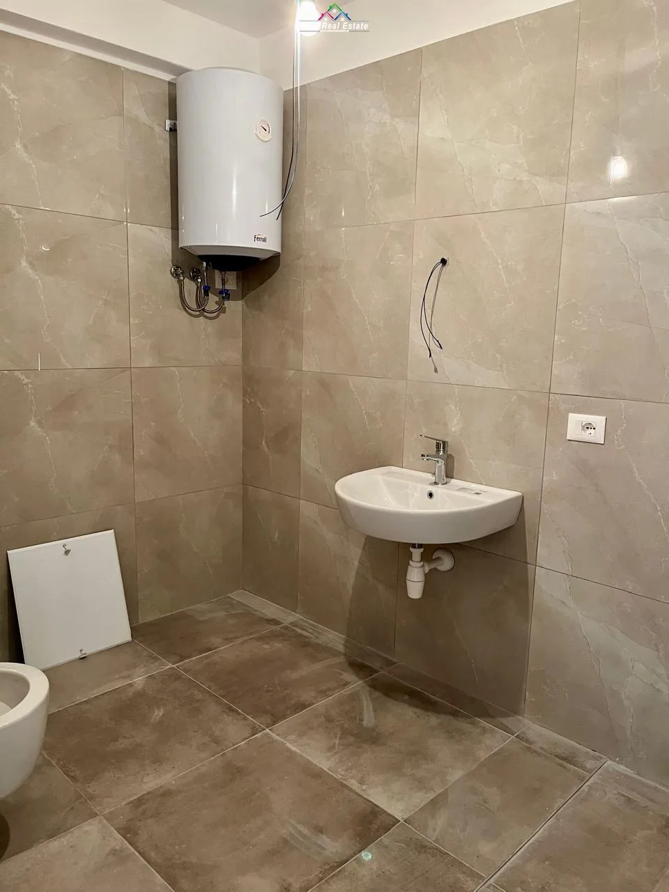 Zyre me qera 2+1 tek Kompleksi ASL/Zirkon (ID BZ2518) Tirane.