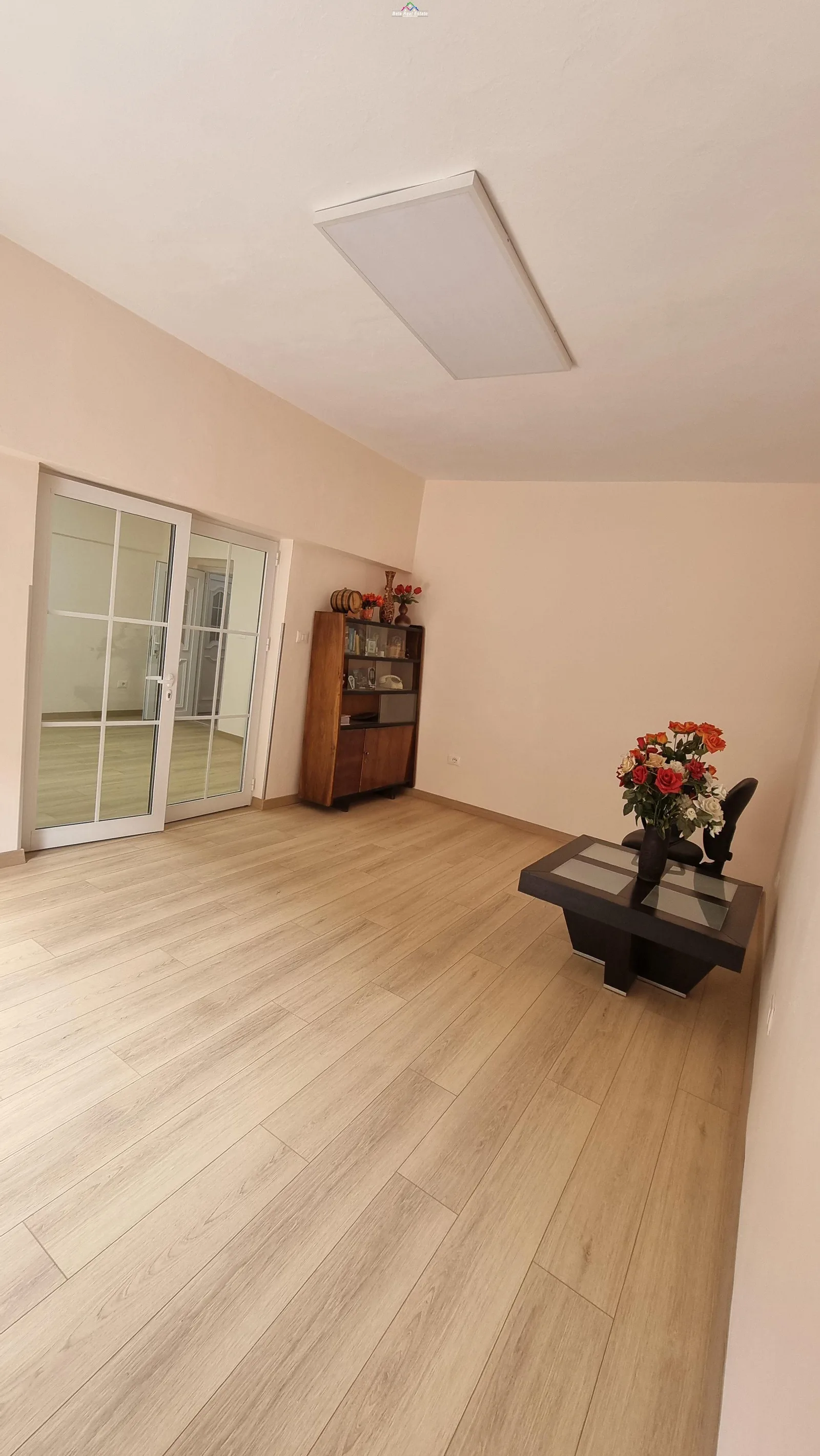 Zyre me Qera Tek Mine Peza (ID BZ2895) Tirane