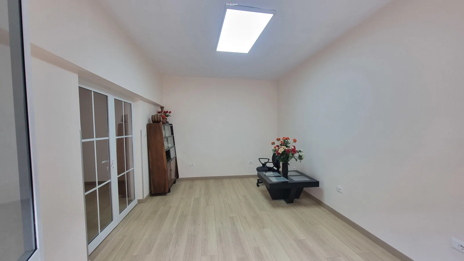 Zyre me Qera Tek Mine Peza (ID BZ2895) Tirane