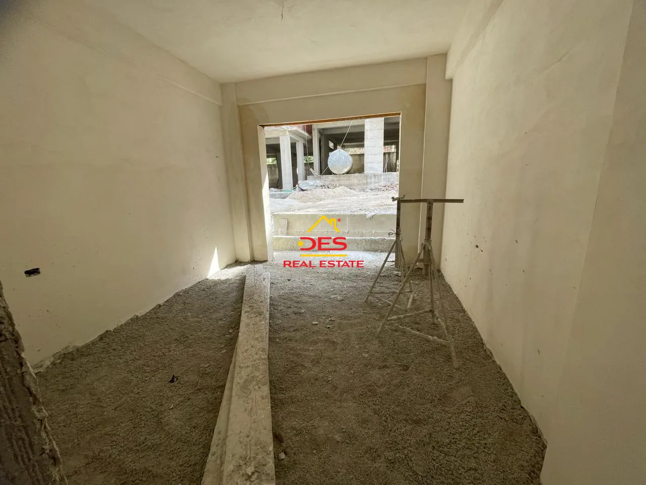 Shitet apartament 1+1 me këste në kodër lungomare.
