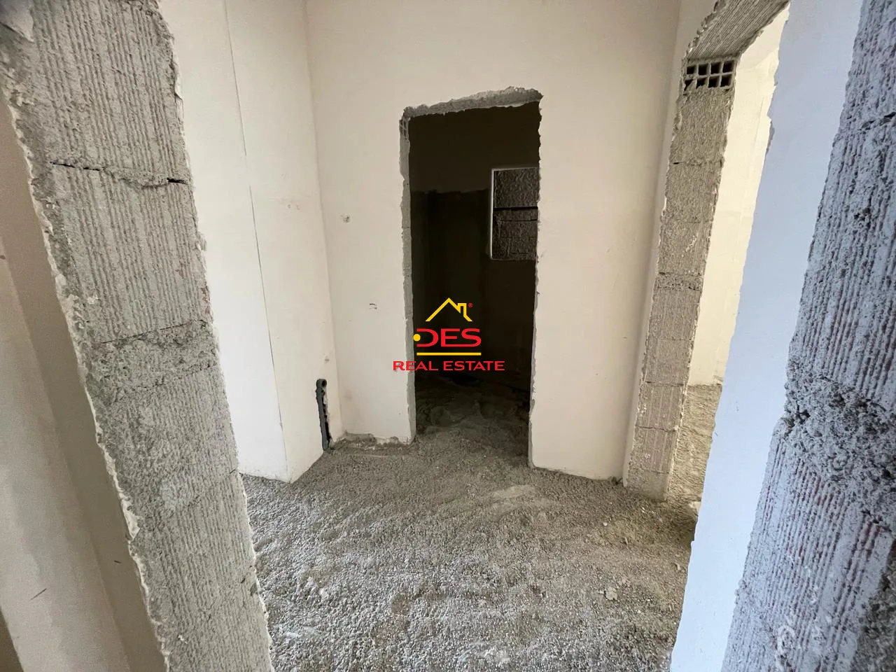 Shitet apartament 1+1 me këste në kodër lungomare.