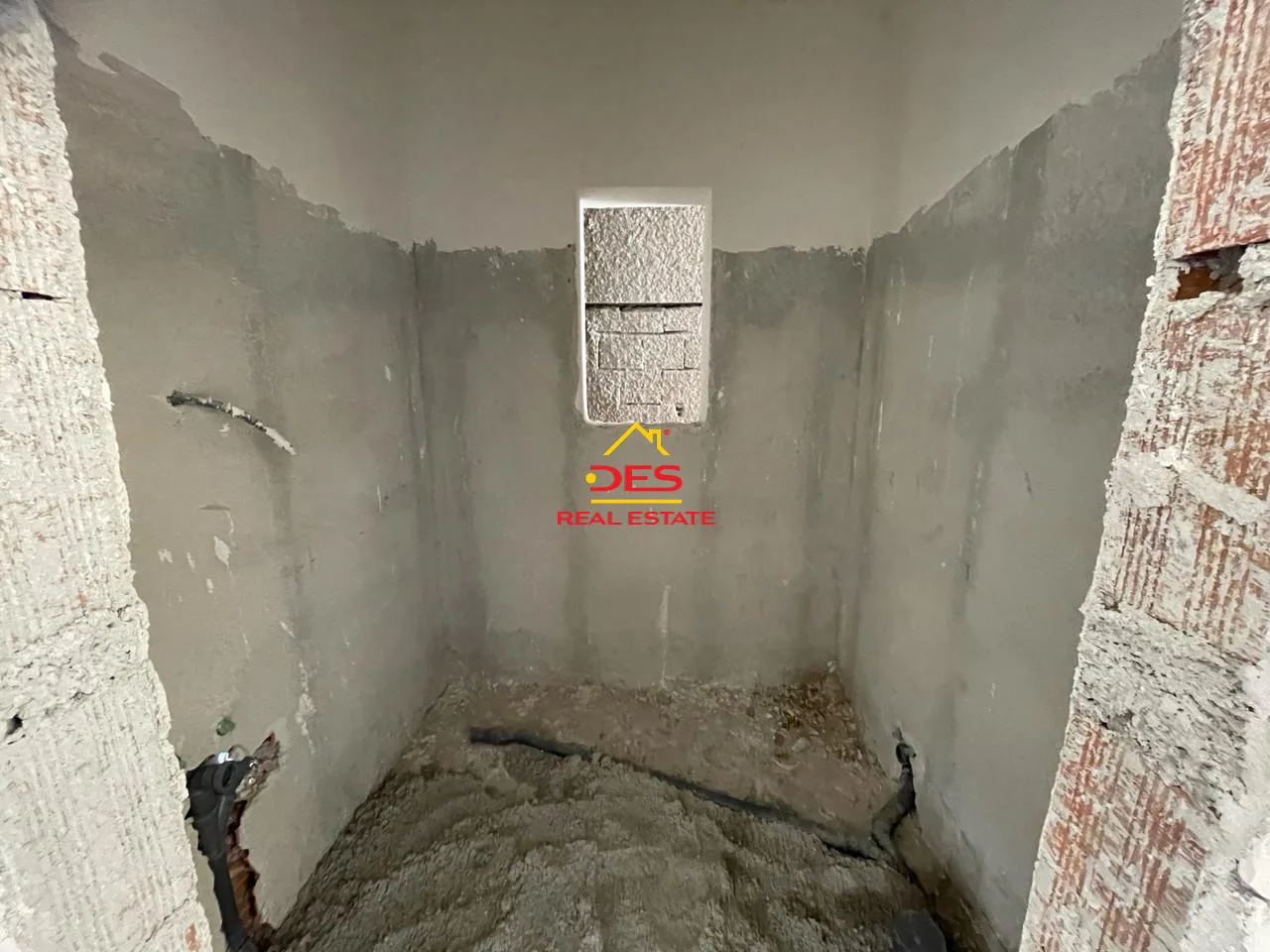 Shitet apartament 1+1 me këste në kodër lungomare.