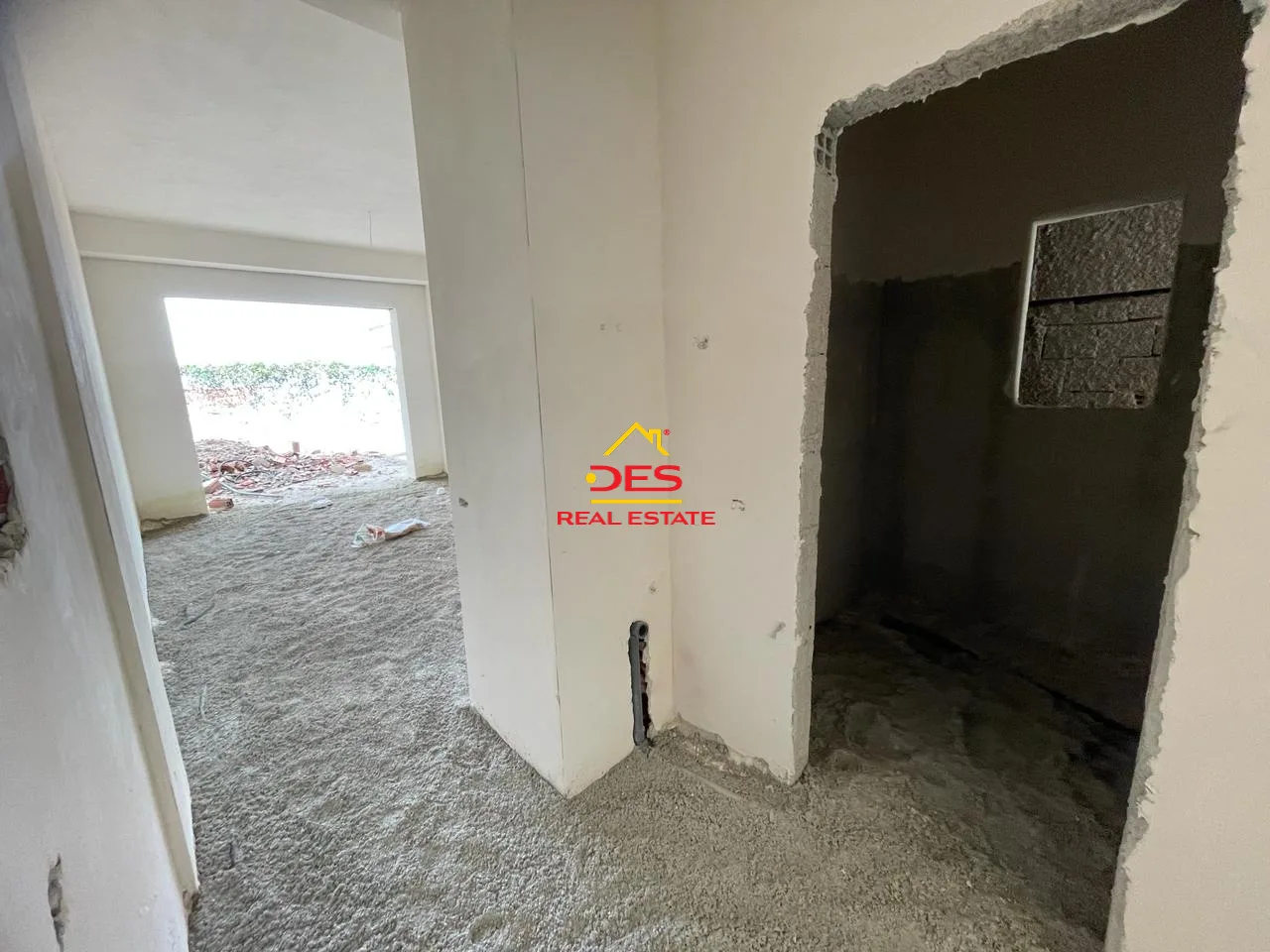 Shitet apartament 1+1 me këste në kodër lungomare.