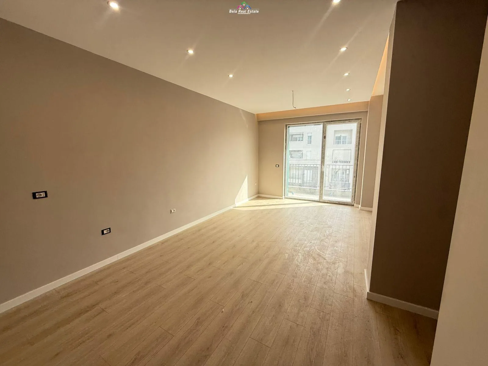 Zyre Me Qera 2+1 Tek Komuna e Parisit ( ID BZ2919) Tirane