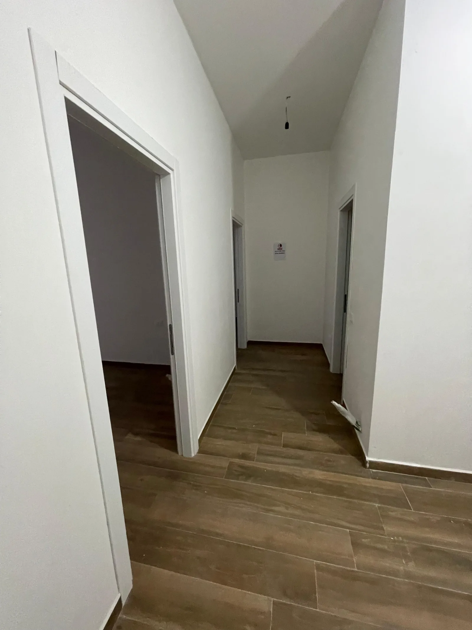 Zyre me Qera tek Farmacia 10 (ID BZ2460) Tirane.