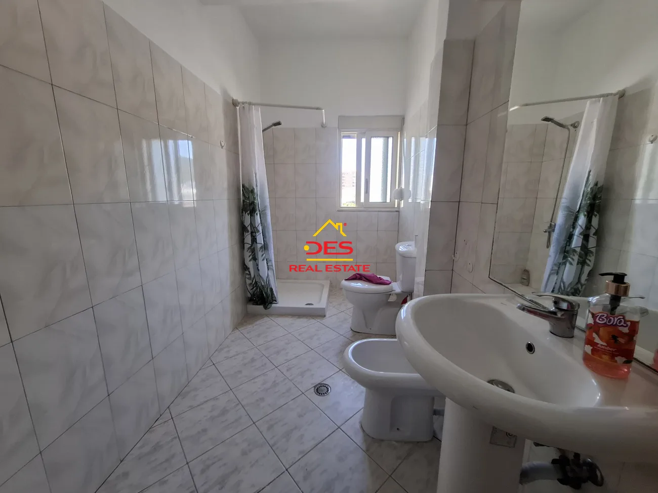 Jepet me qira apartament 2+1 pranë hotel chic lungomare ,vlorë