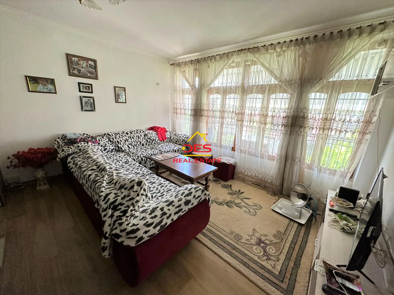Shitet vilë 2 katëshe + bodrum + dyqan në selitë të vogël