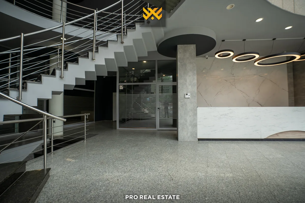 Objekt 1000m² me #QIRA në Qendër