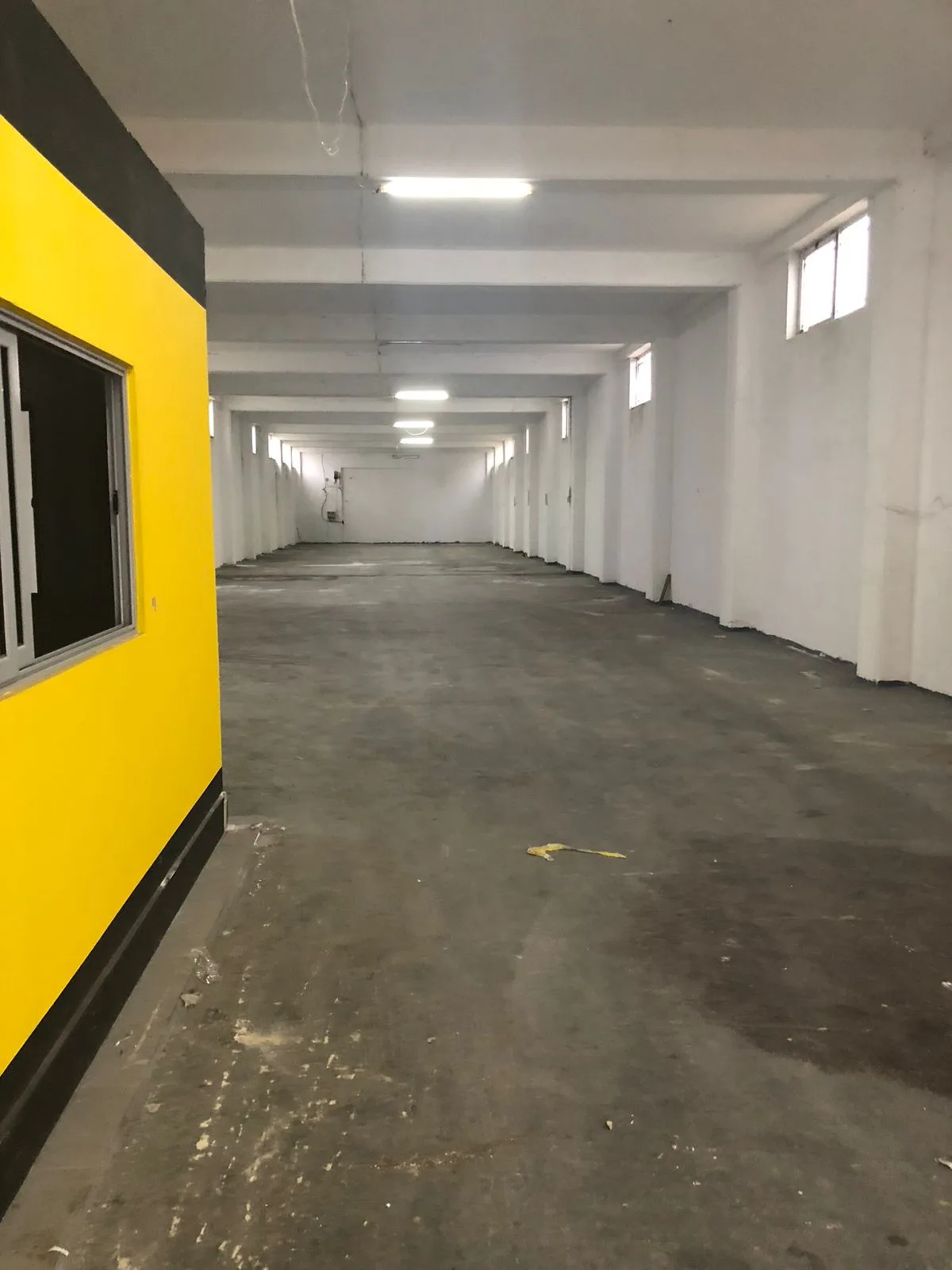 Magazine Me Qera Ne Autostraden Tirane-Durres (ID BM256) Tirane.