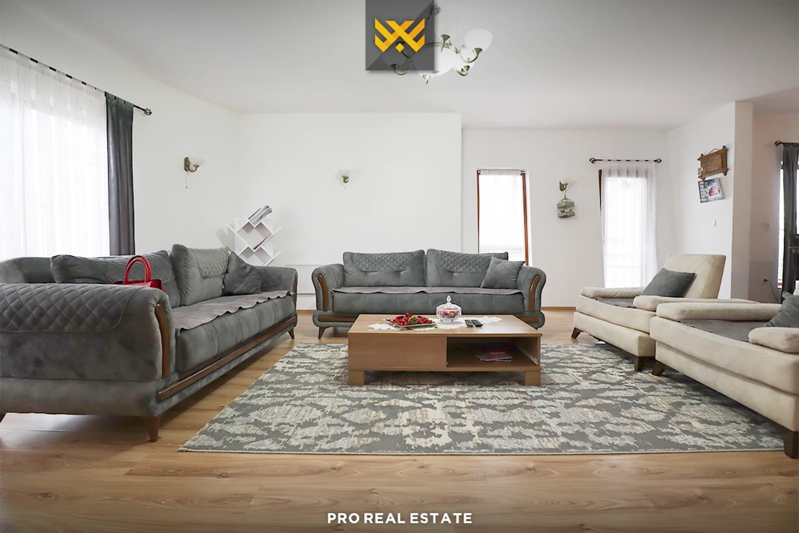Shtëpi 350m² në #SHITJE në Lagjen Qëndresa.