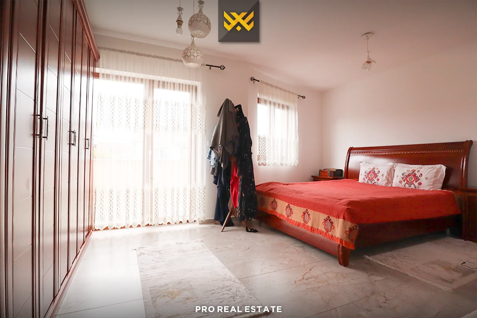 Shtëpi 350m² në #SHITJE në Lagjen Qëndresa.