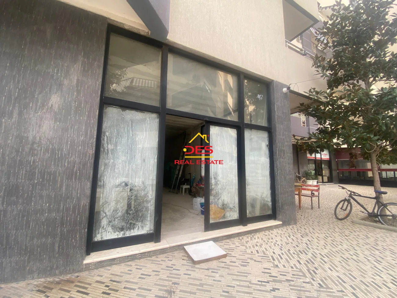 Shitet njësi biznesi te kompleksi oslo,lungomare