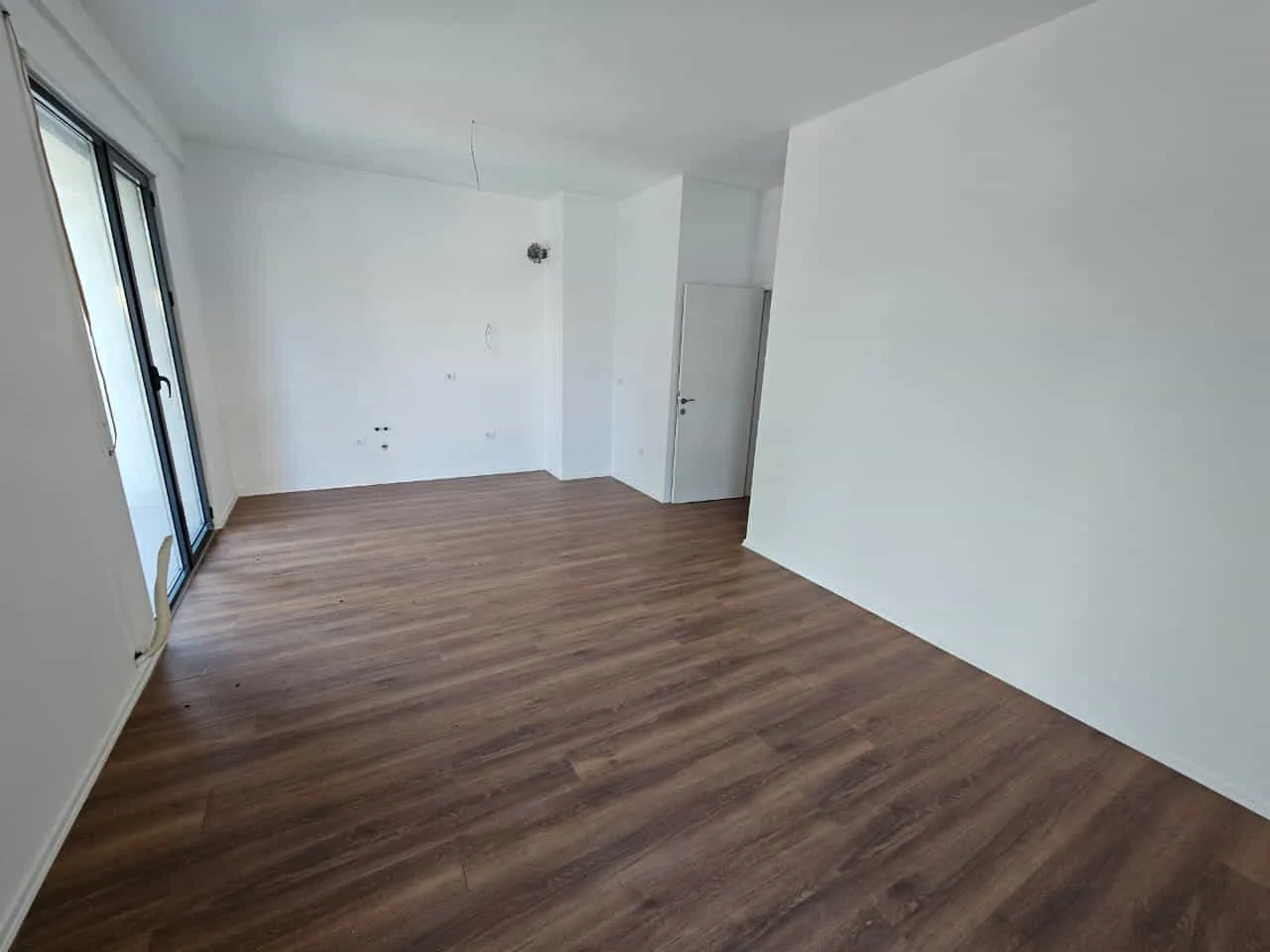Zyre Me Qera 2+1Tek Kompleksi ASL 2  (ID BZ2617) Tirane.