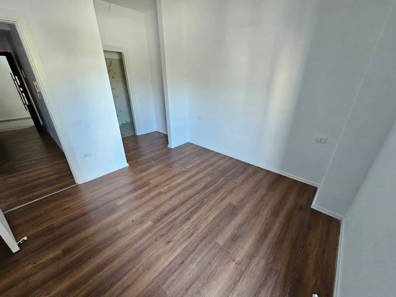 Zyre Me Qera 2+1Tek Kompleksi ASL 2  (ID BZ2617) Tirane.