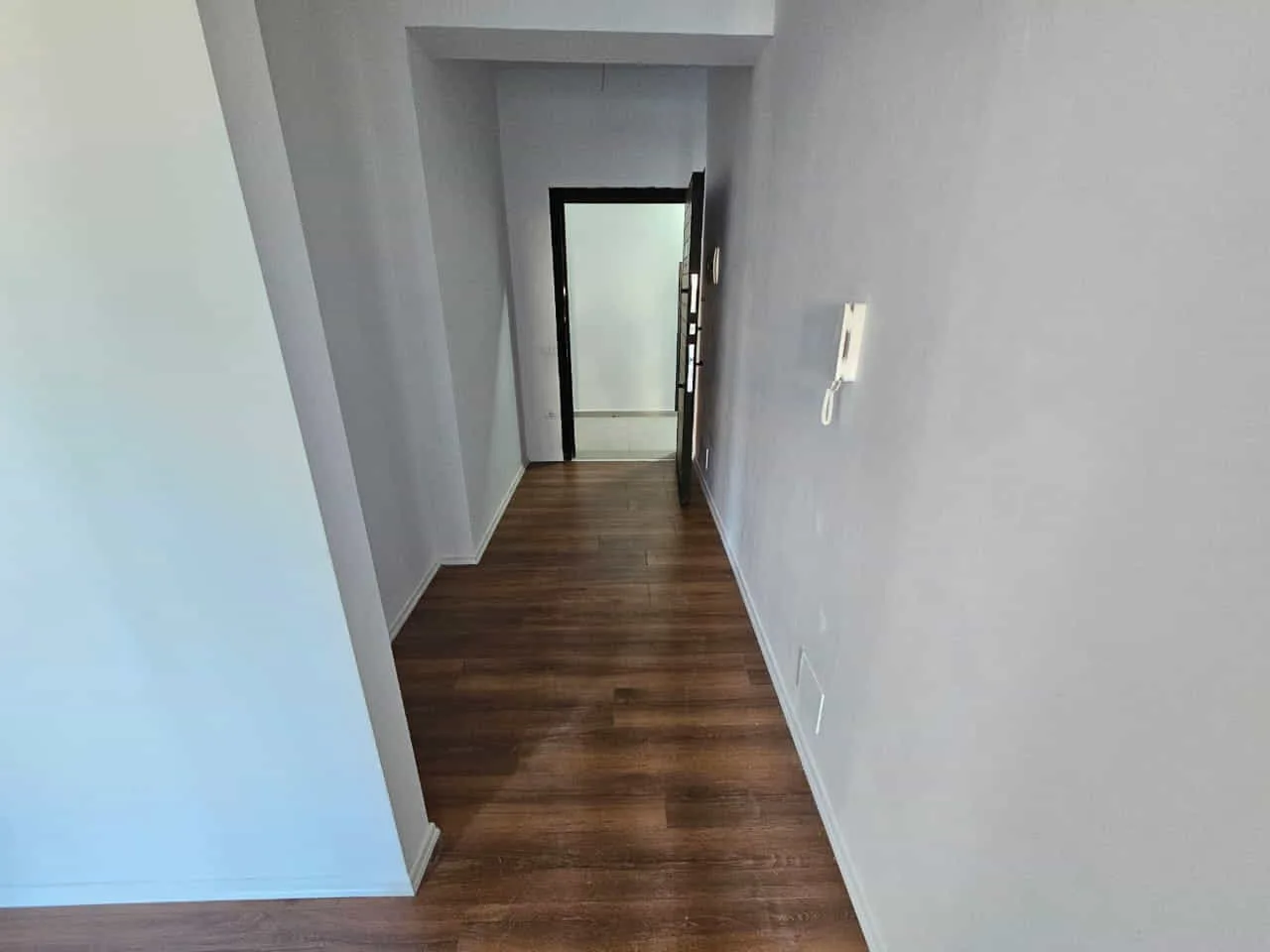 Zyre Me Qera 2+1Tek Kompleksi ASL 2  (ID BZ2617) Tirane.