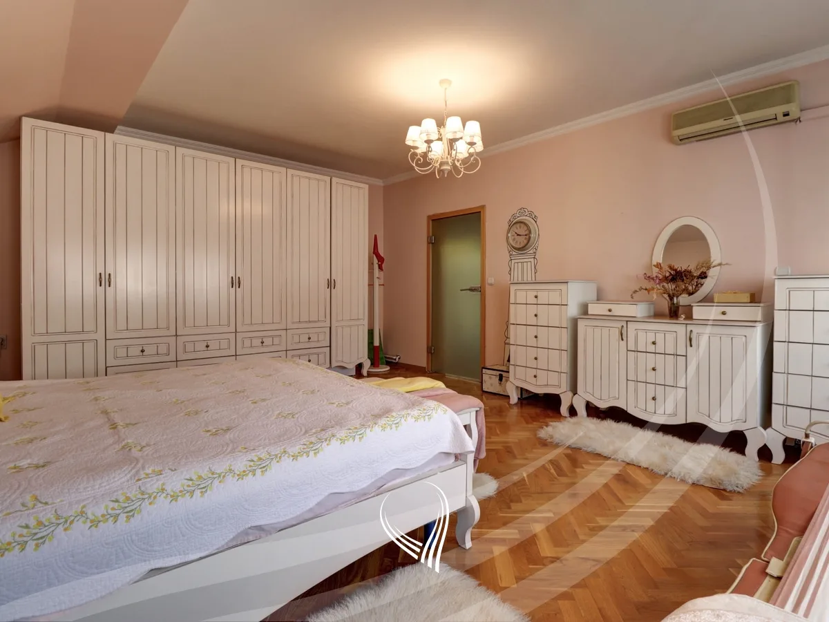 Banesë me 3 dhoma gjumi me qira në lagjen Pejton