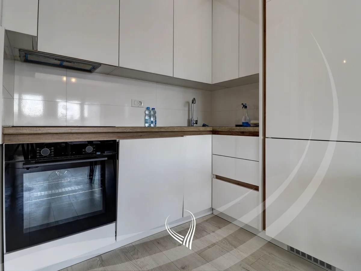 Banesë me 3 dhoma gjumi me qira në lagjen Lakrishtë – Tregtia