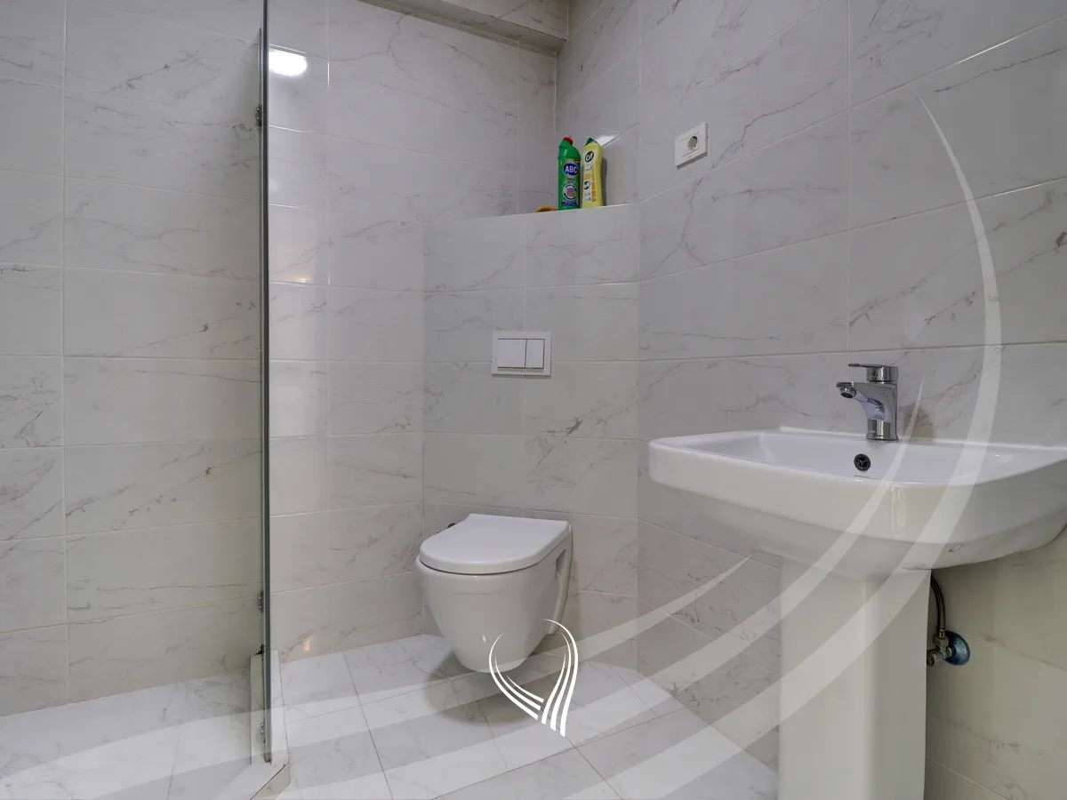 Banesë me 3 dhoma gjumi me qira në lagjen Lakrishtë – Tregtia