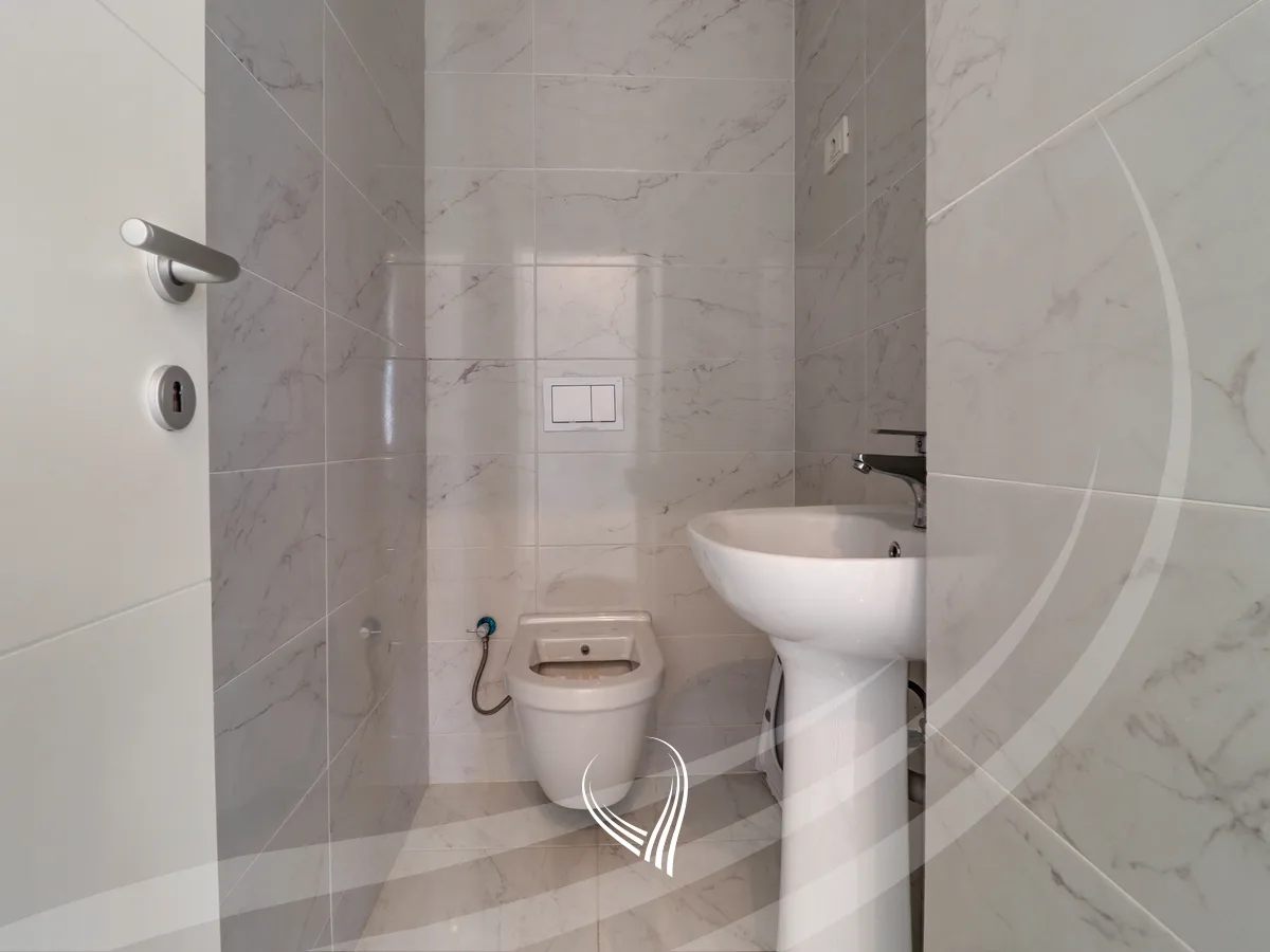 Banesë me 3 dhoma gjumi me qira në lagjen Lakrishtë – Tregtia