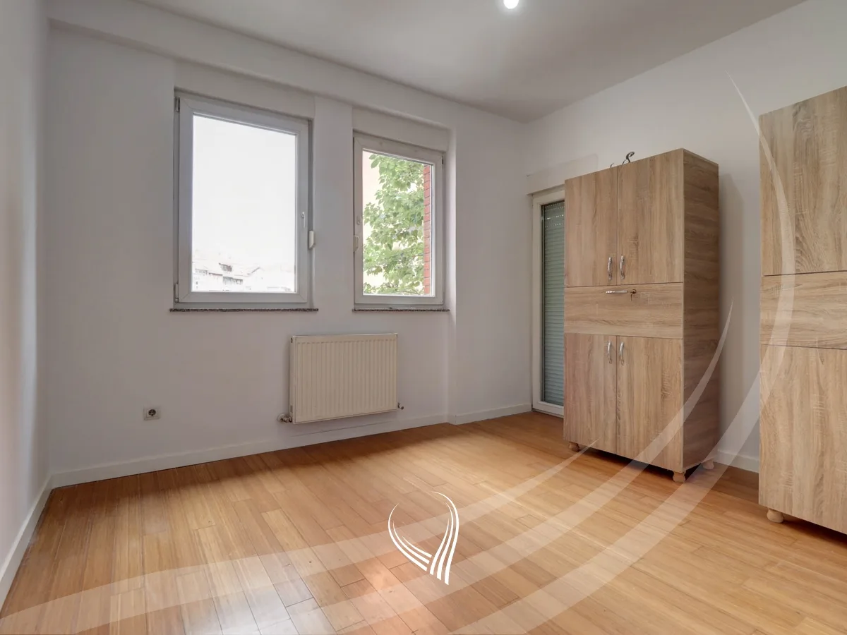 Zyre me 3 dhoma pune me qira në lagjen Mati 1