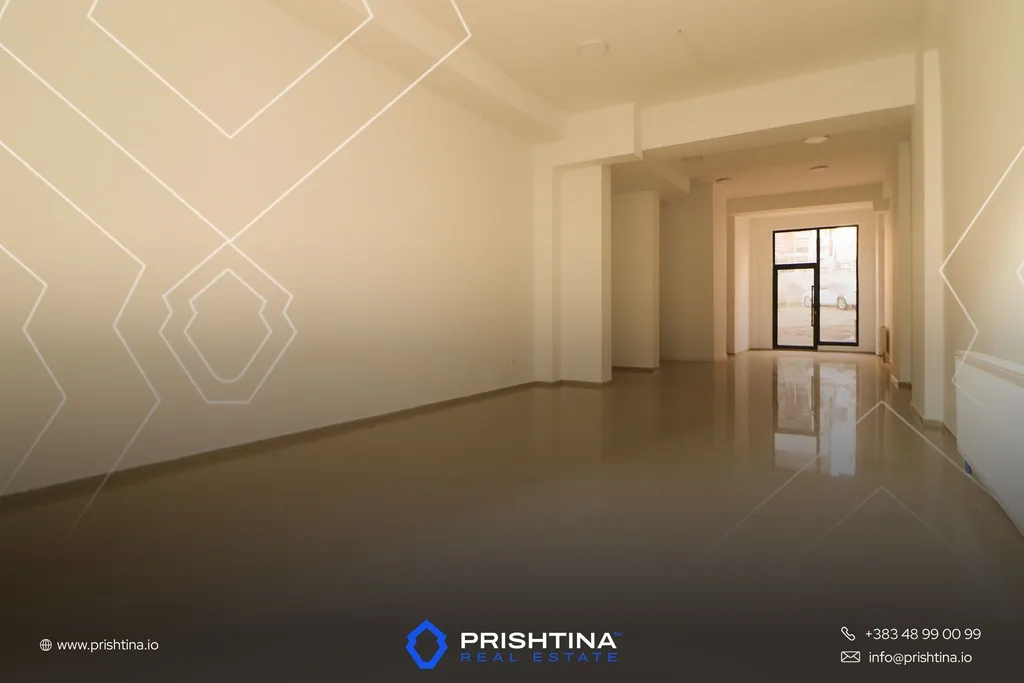 Lokal me qira 73m² + 35m² tarracë në Rrugën Muharrem Fejza