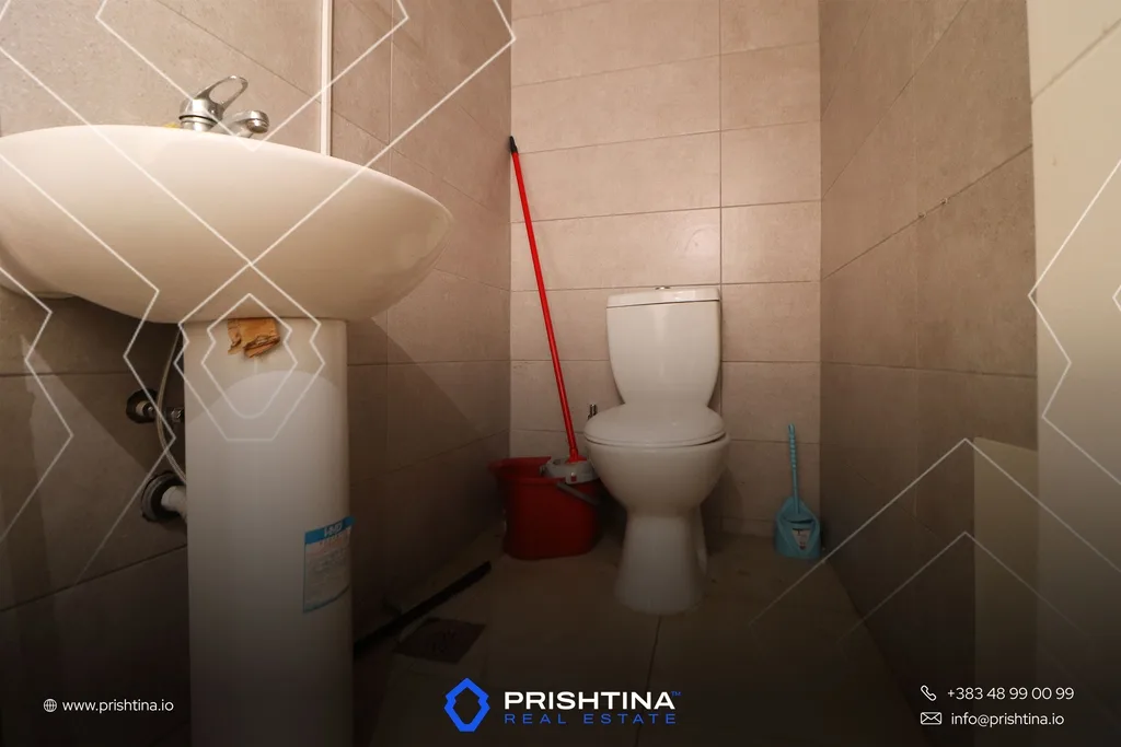 Lokal me qira 73m² + 35m² tarracë në Rrugën Muharrem Fejza