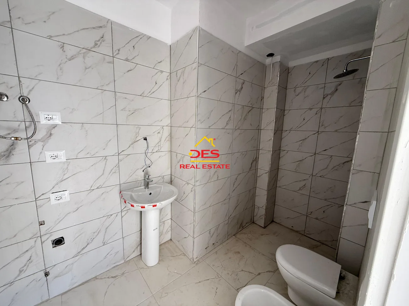 Shitet apartament 2+1+2 në orikum ,vlorë