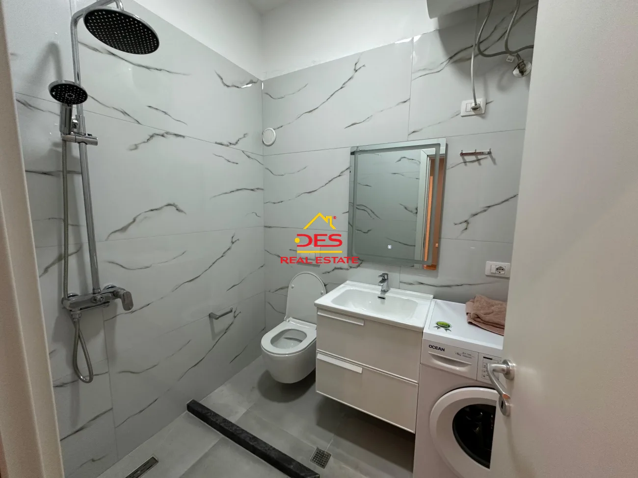 Shitet njësi e konvertuar në apartament 2+1 pranë supermarket conad, vlorë.