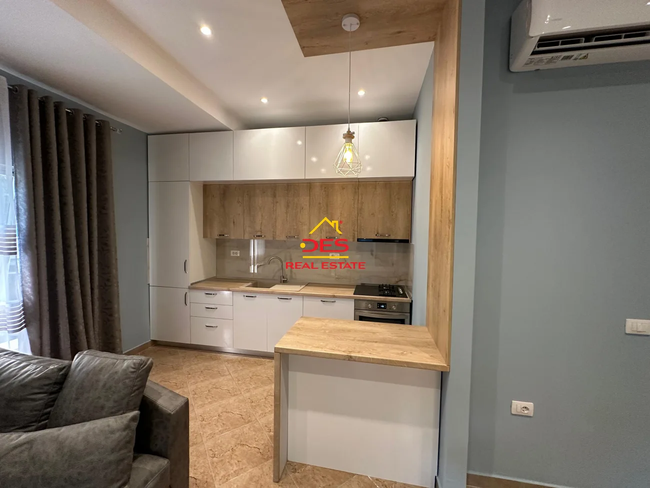 Shitet njësi e konvertuar në apartament 2+1 pranë supermarket conad, vlorë.