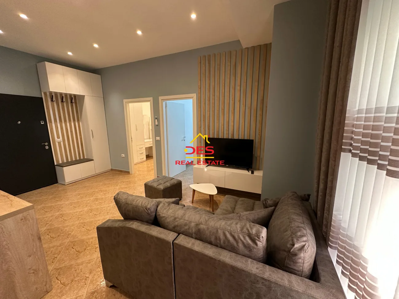 Shitet njësi e konvertuar në apartament 2+1 pranë supermarket conad, vlorë.