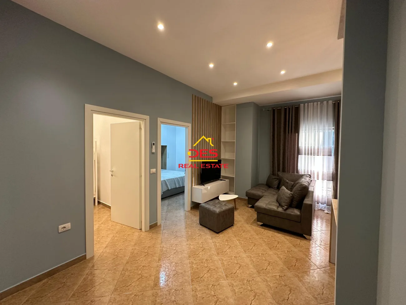 Shitet njësi e konvertuar në apartament 2+1 pranë supermarket conad, vlorë.
