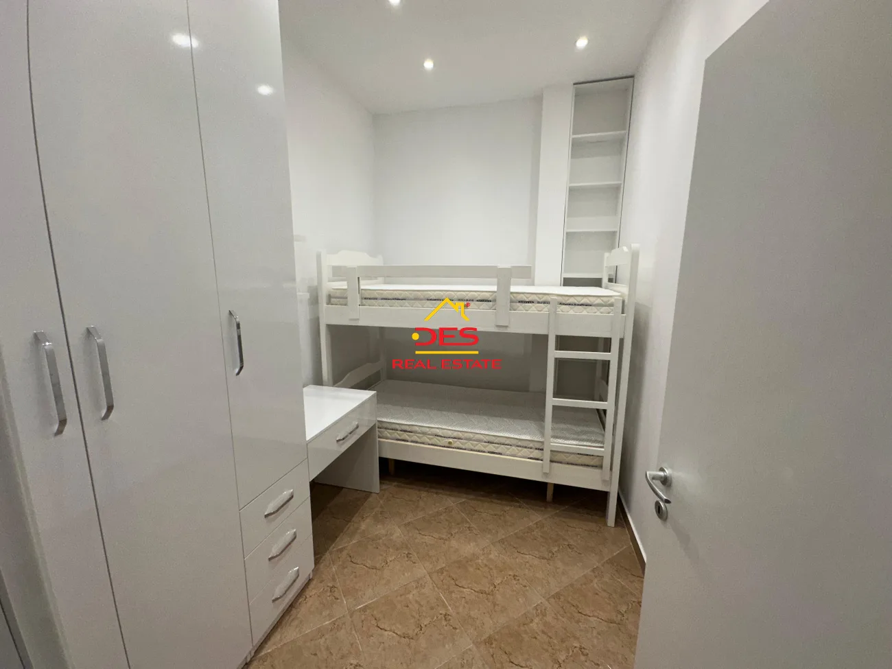 Shitet njësi e konvertuar në apartament 2+1 pranë supermarket conad, vlorë.