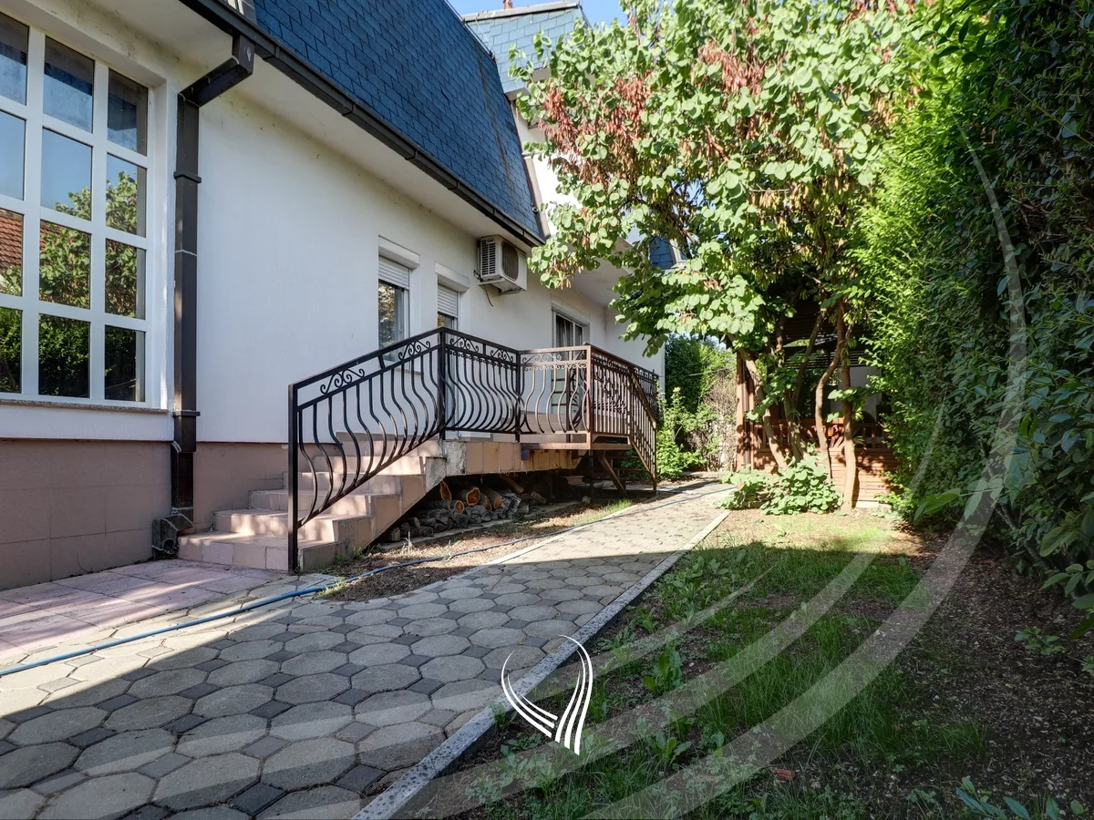 Shtëpi me 4 dhoma gjumi me qira në lagjen Arbëria – Dragodan