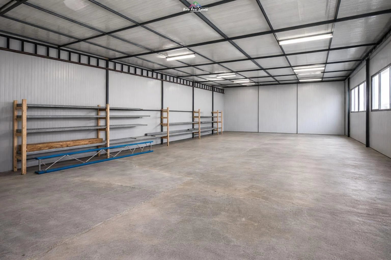 Magazine me Qera Tek Autostrada Tirane- Durres ( ID BM312) Tirane