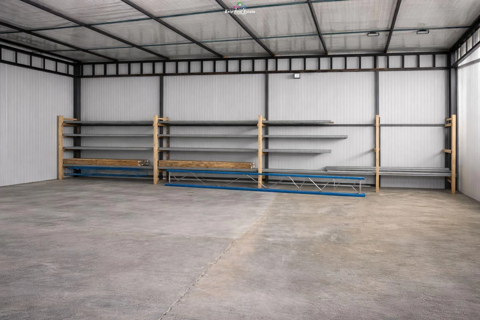 Magazine me Qera Tek Autostrada Tirane- Durres ( ID BM312) Tirane