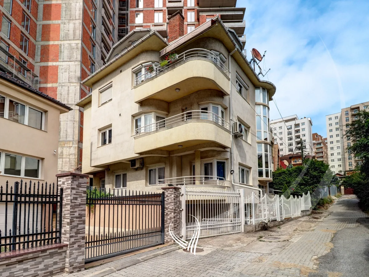 Banesë me 3 dhoma gjumi me qira në lagjen Aktash