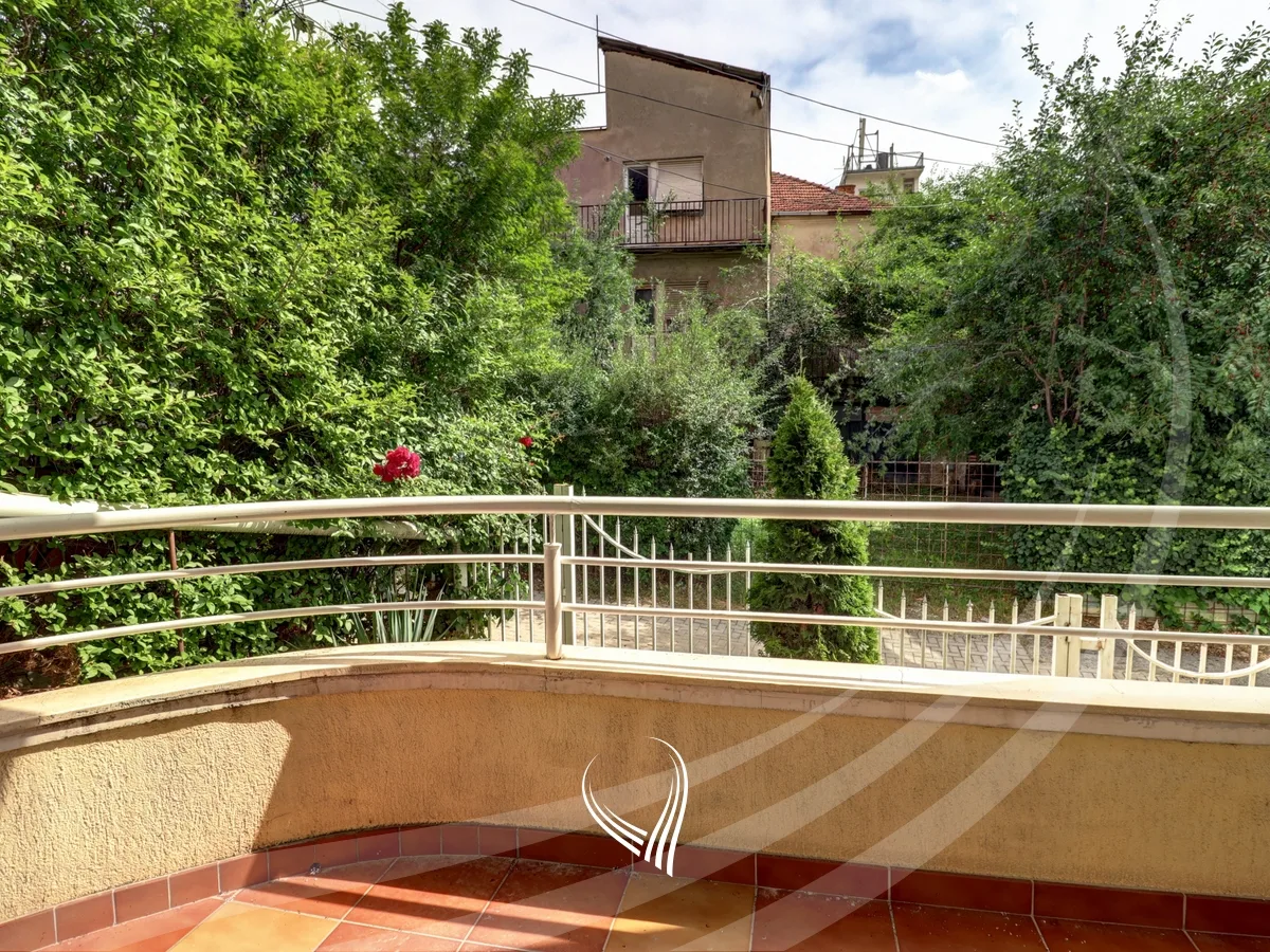 Banesë me 3 dhoma gjumi me qira në lagjen Aktash
