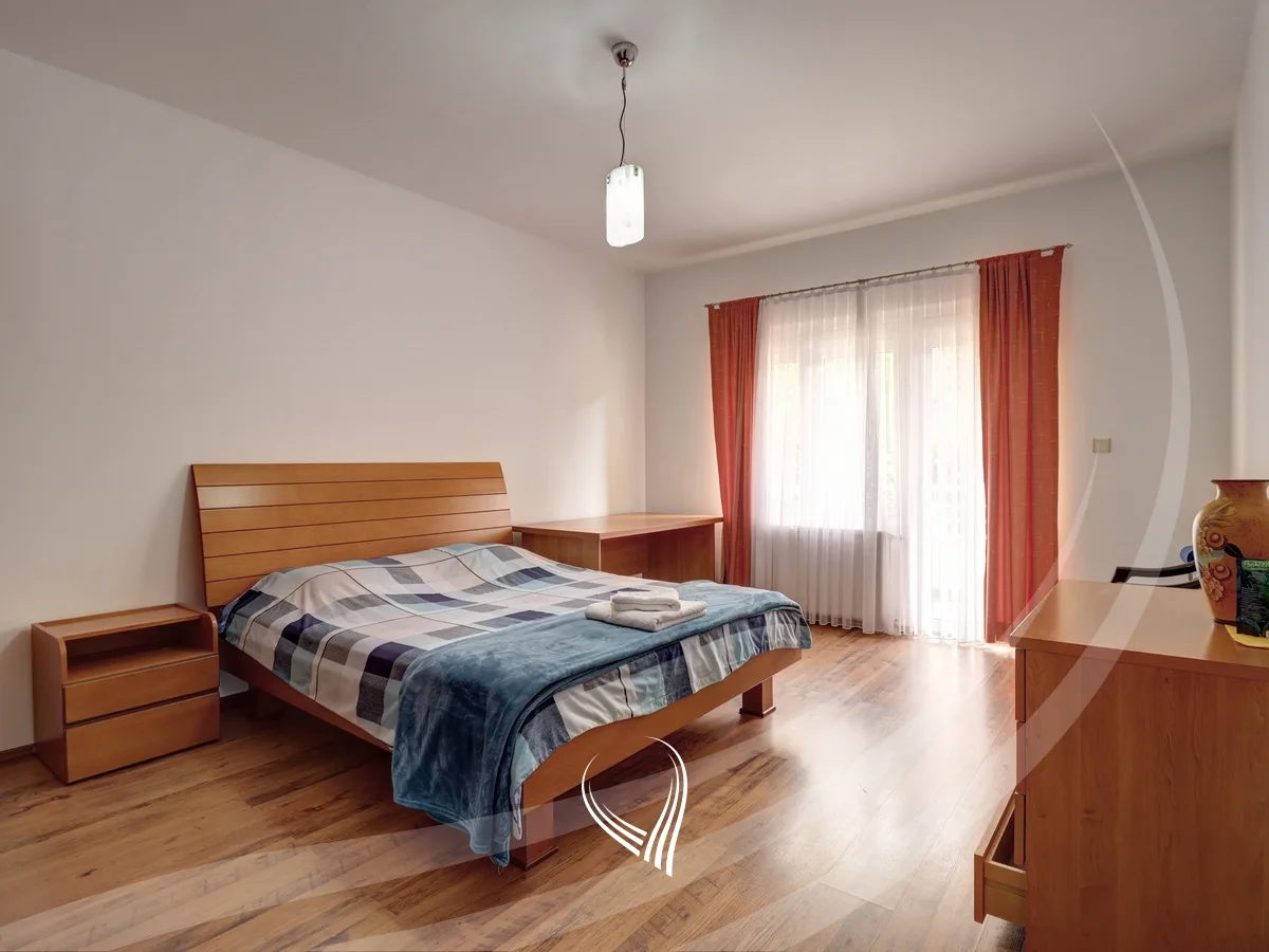 Banesë me 3 dhoma gjumi me qira në lagjen Aktash